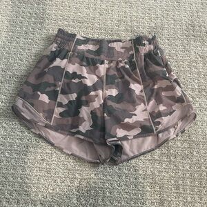EUC Lululemon Hotty Hot Short High Rise Size 6 Camo